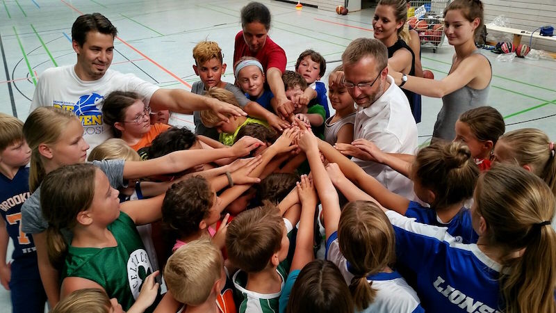 Christian Steinwerth und sein Team beginnen das erste Camptraining mit den Kids des Schulliga Sommercamps // Foto: BVSA